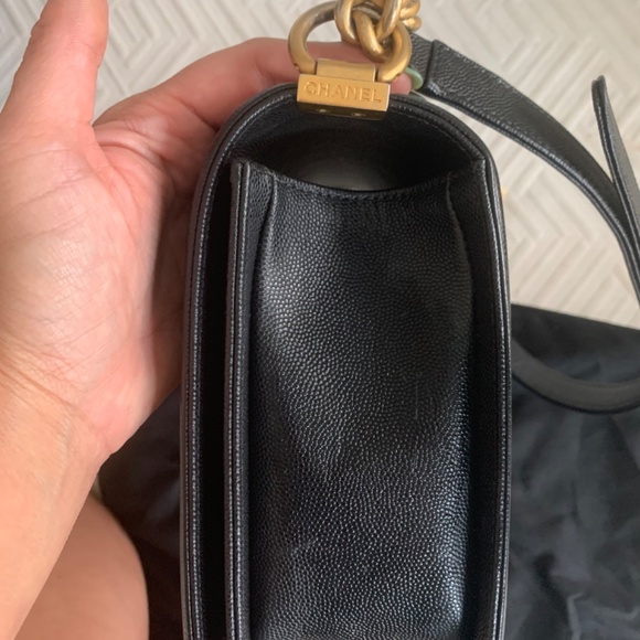 Chanel Boy bag - New Medium black caviar with gold hardware - Picture 5 of 8